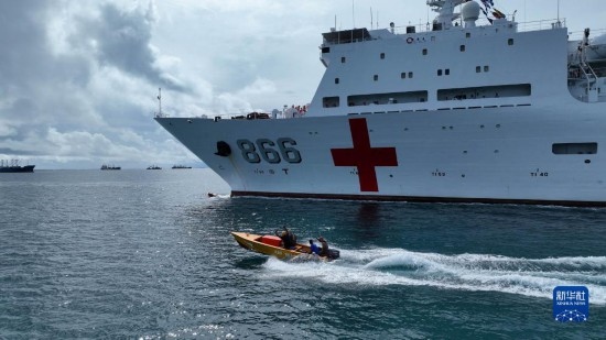 7月22日，中國海軍“和平方舟”號醫(yī)院船駛離塔拉瓦港途中，基里巴斯當(dāng)?shù)孛癖婑{船揮手告別。新華社發(fā)（桂江波 攝）