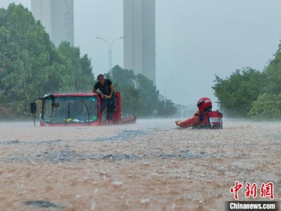 湖北咸寧暴雨引發(fā)內(nèi)澇，消防營救疏散民眾 朱燕林 攝