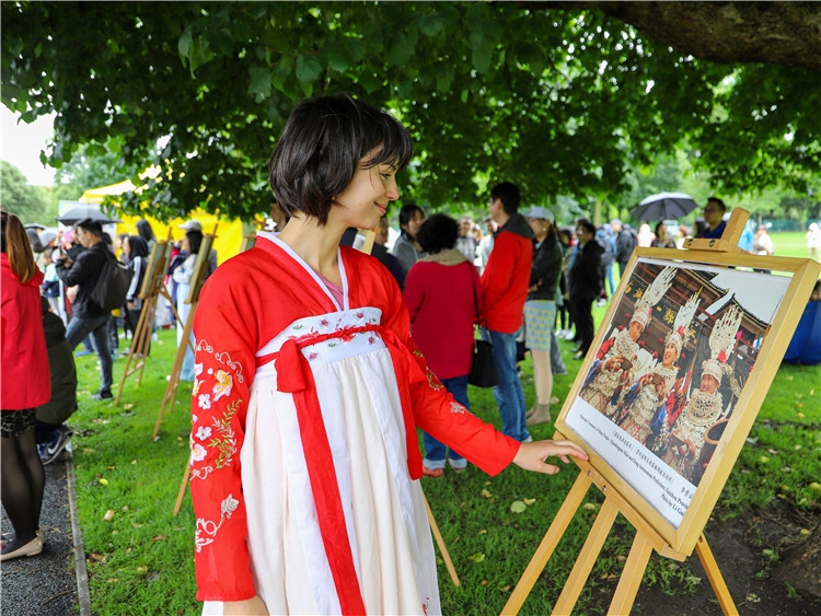 圖為當(dāng)?shù)孛癖娦蕾p“美麗中國(guó)”圖片展