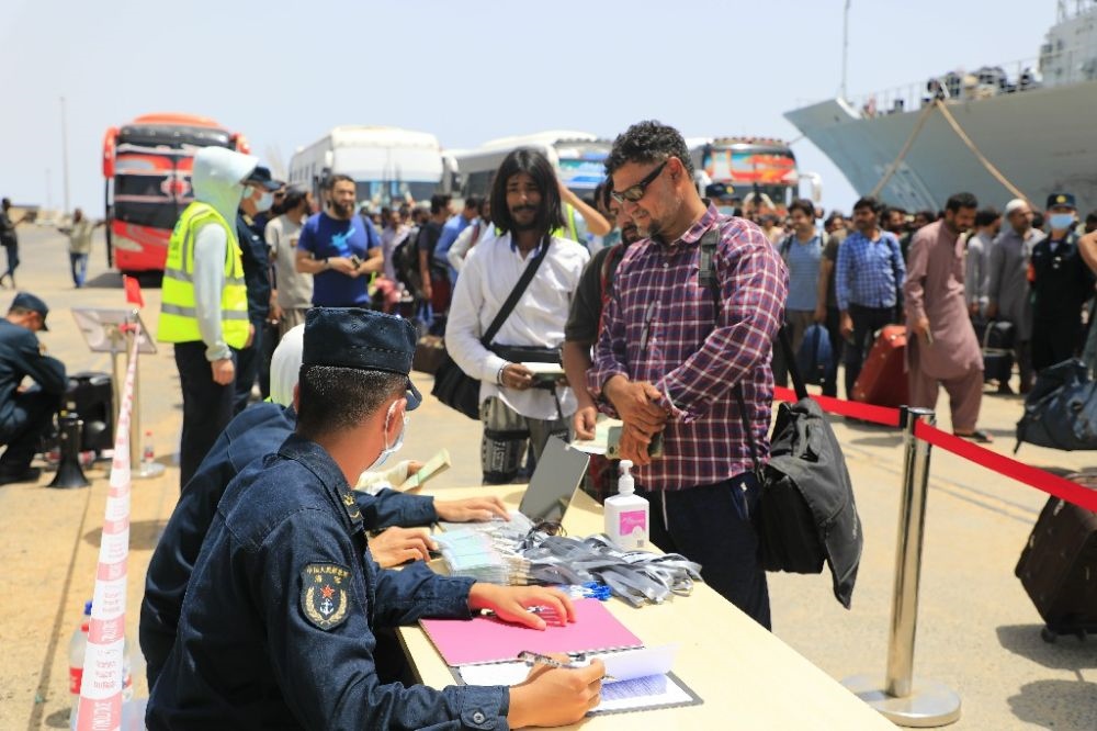 ↑2023年4月28日，從蘇丹撤離的外籍人員準(zhǔn)備登艦。新華社發(fā)（李怡諾攝）