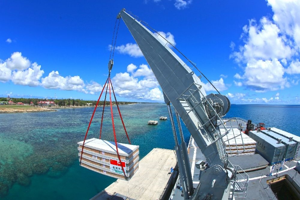 ↑赴湯加執(zhí)行運(yùn)送救災(zāi)物資任務(wù)的中國海軍艦艇編隊(duì)在努庫阿洛法港卸載移動(dòng)板房（2022年2月19日攝）。新華社發(fā)（薛成清 攝）