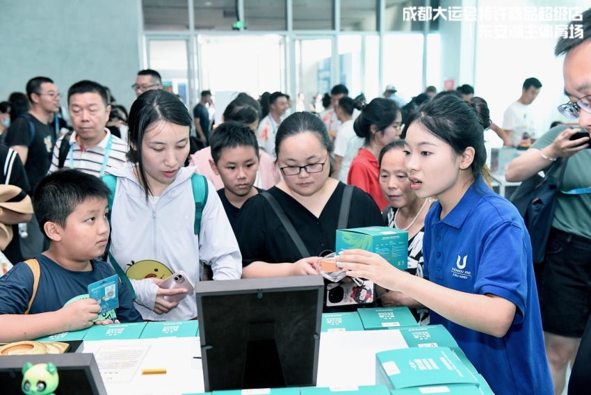 在特許商品零售店挑選“蓉寶”的顧客。人民網(wǎng)記者 朱虹攝