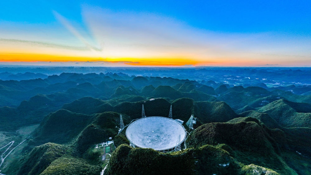 2022年7月21日，霞光中的“中國天眼”（維護(hù)保養(yǎng)期間拍攝）。新華社記者 歐東衢 攝