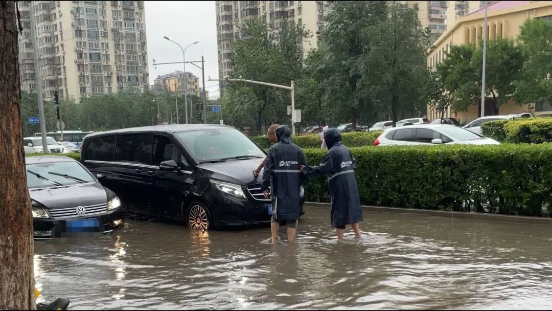 中國(guó)太保產(chǎn)險(xiǎn)北京分公司及時(shí)處理被淹車輛。受訪者供圖