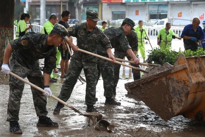 武警河北總隊(duì)保定支隊(duì)官兵在涿州市城西107國道沿線清理淤泥（8月5日攝）。新華社發(fā)（王紅強(qiáng) 攝）