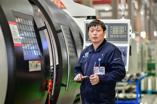 孫明在數控機床生產車間。航空工業(yè)沈飛供圖