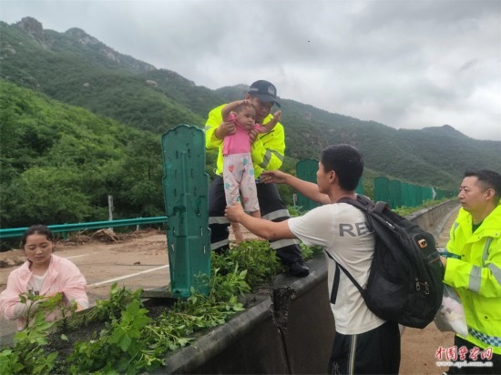 7月31日，張涿高速，高速交警涿鹿大隊民警救助洪水被困群眾。