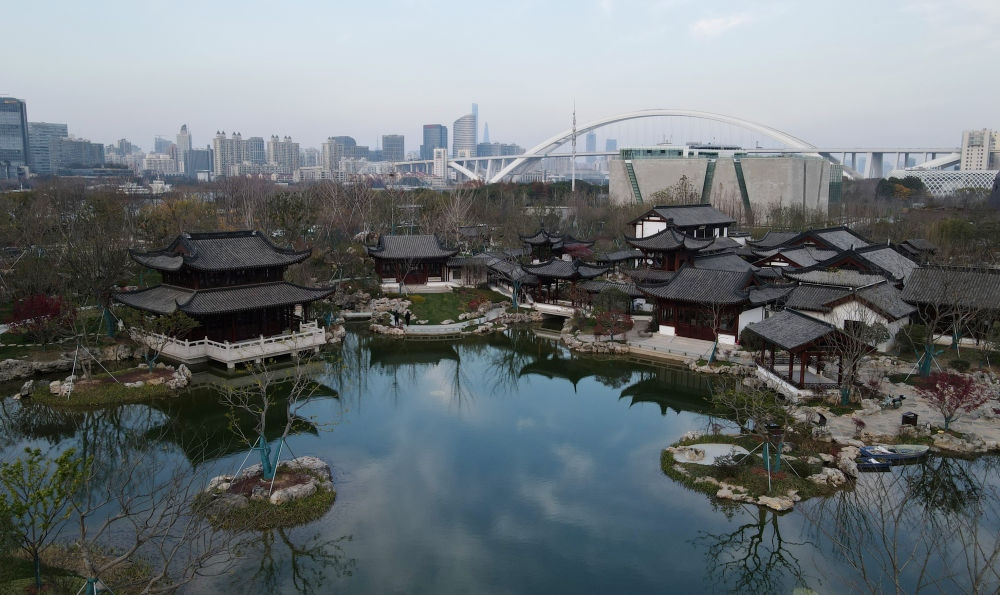 俯瞰位于浦東新區(qū)的上海世博文化公園“申園”中式園林（2021年12月20日攝，無人機(jī)照片）。新華社記者 方喆 攝