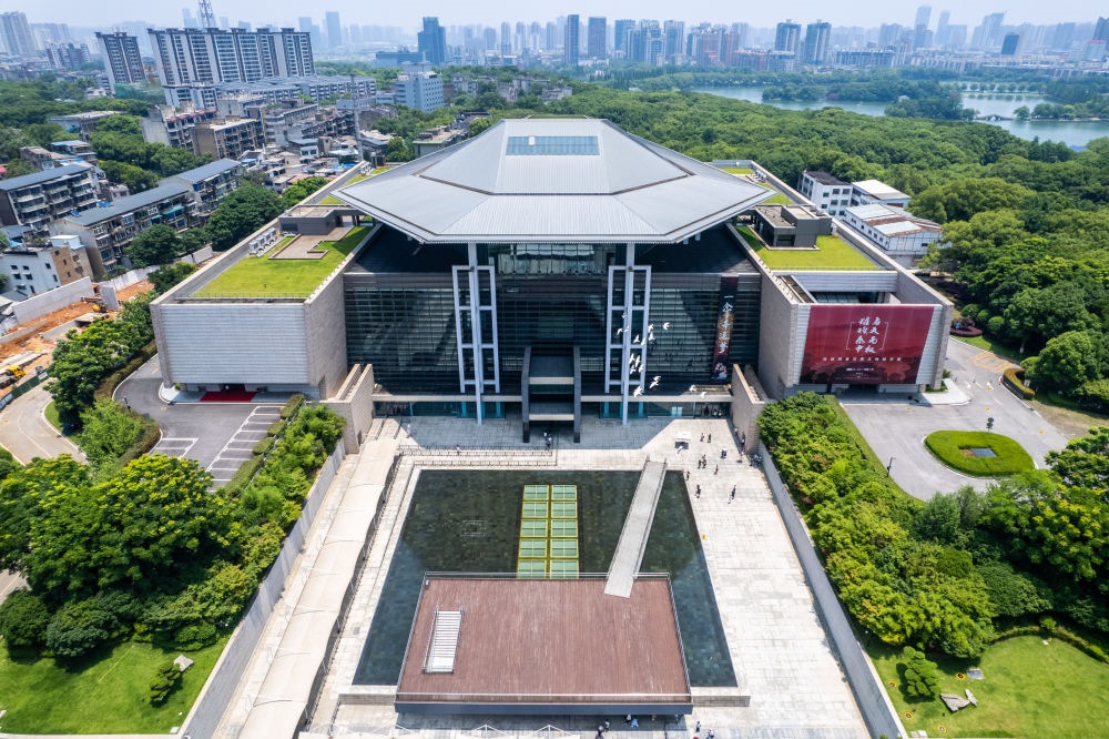 這是在長沙市開福區(qū)拍攝的湖南博物院及周邊景色（無人機照片，6月7日攝）。新華社記者 陳思汗 攝