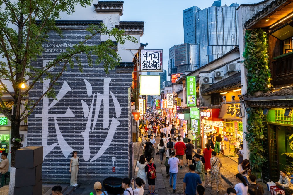 游客在長沙市天心區(qū)太平老街打卡、游玩（無人機照片，6月7日攝）。新華社記者 陳思汗 攝