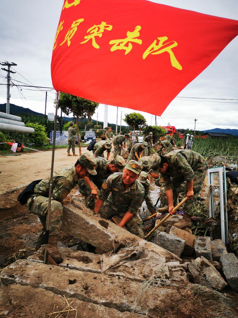 8月7日，陸軍第78集團(tuán)軍某旅組織黨員突擊隊(duì)在吉林舒蘭市七里鄉(xiāng)清理路障。新華社發(fā)（劉洋 攝）