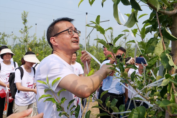 上財(cái)校長(zhǎng)劉元春帶領(lǐng)河北保定“千村調(diào)查”分隊(duì)開(kāi)展勞動(dòng)實(shí)踐。校方供圖