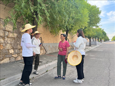 國(guó)土整治與生態(tài)修復(fù)實(shí)踐調(diào)研團(tuán)師生與村民交流。校方供圖