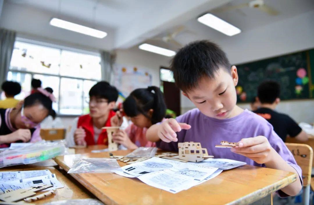 △今年7月，在浙江余姚市舜北小學(xué)暑托班內(nèi)，孩子們制作太陽(yáng)能科學(xué)實(shí)驗(yàn)裝置。