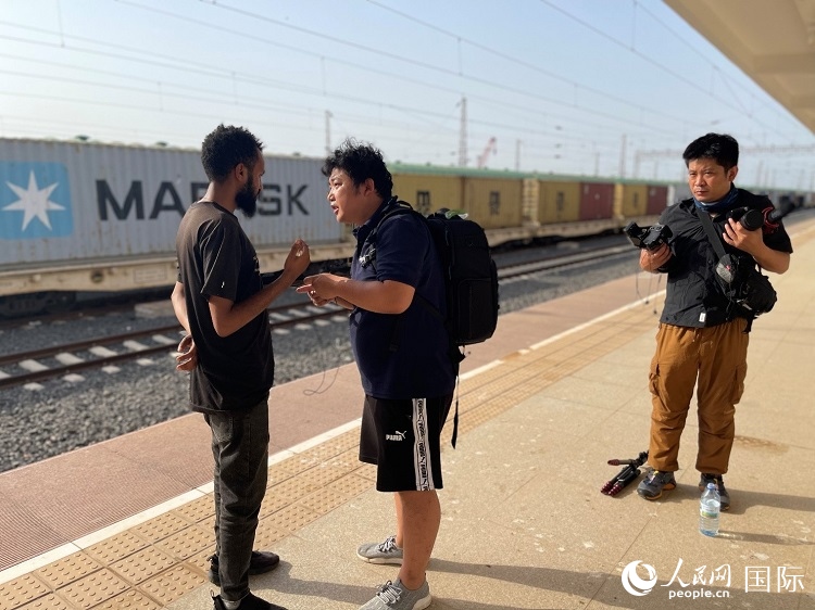 亞吉鐵路吉布提線工作人員介紹列車運營情況。人民網記者 趙艷紅攝