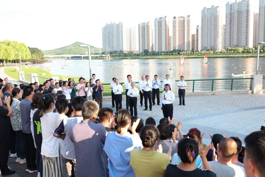 2022年8月16日，習(xí)近平在遼寧錦州東湖森林公園察看小凌河沿岸生態(tài)環(huán)境時(shí)，同正在休閑、進(jìn)行文化活動(dòng)的群眾親切交流。