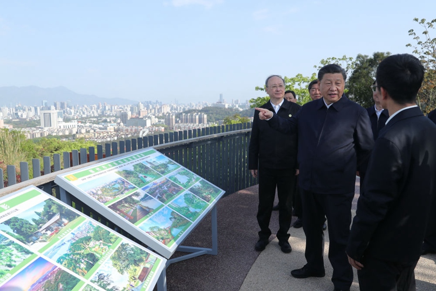 2021年3月24日，習(xí)近平在福建福州福山郊野公園觀景平臺(tái)，聽取城市生態(tài)公園規(guī)劃建設(shè)、城市水系綜合治理情況匯報(bào)。