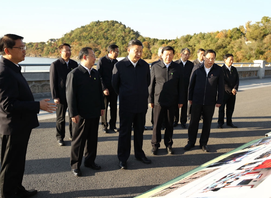 2020年11月12日，習(xí)近平在江蘇南通五山地區(qū)濱江片區(qū)，沿江邊步行察看濱江生態(tài)環(huán)境。