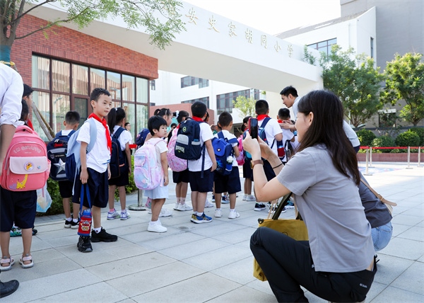 8月30日，雄安史家胡同小學(xué)學(xué)生體驗(yàn)學(xué)校生活。