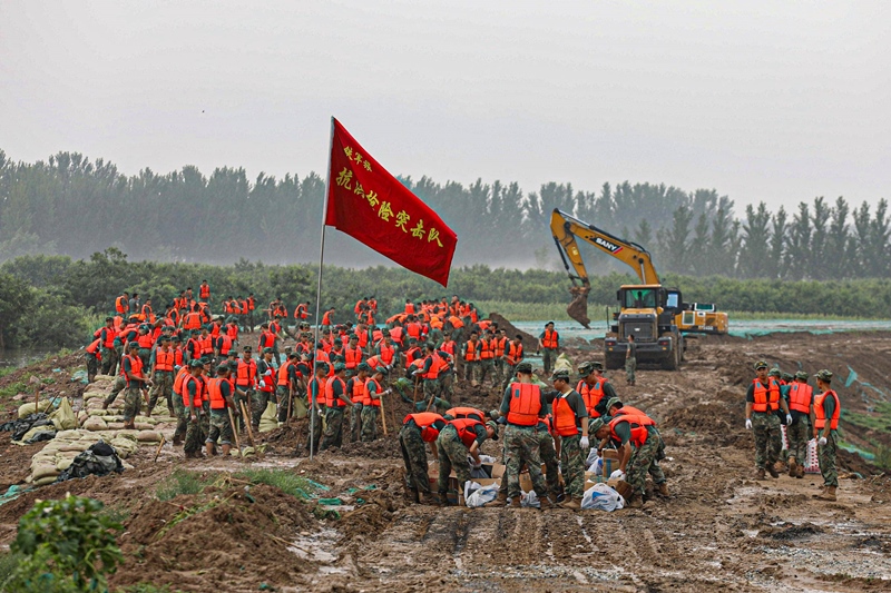 △2023年8月2日，中部戰(zhàn)區(qū)陸軍第82集團軍“鐵軍旅”官兵在河北省高碑店市白溝河任務(wù)區(qū)加固岸堤。