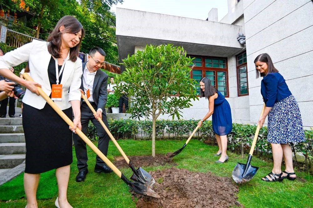 2023年8月8日，重慶史迪威博物館，史迪威將軍后代和朱德同志后代共植友誼樹。