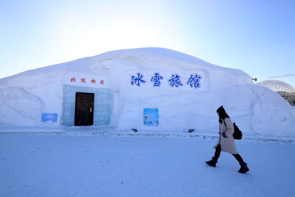 游客從北極村冰雪旅館的一個房間前走過（2018年1月31日攝）。