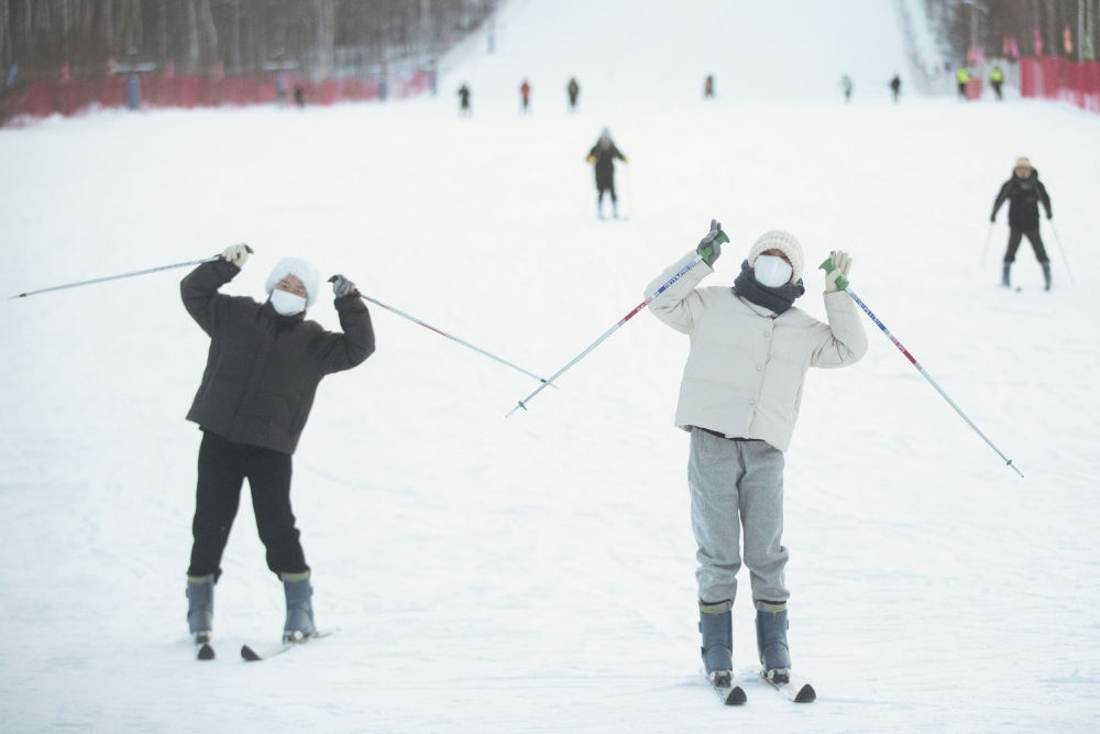 游客在北極村滑雪場內(nèi)體驗滑雪（2023年1月7日攝）。