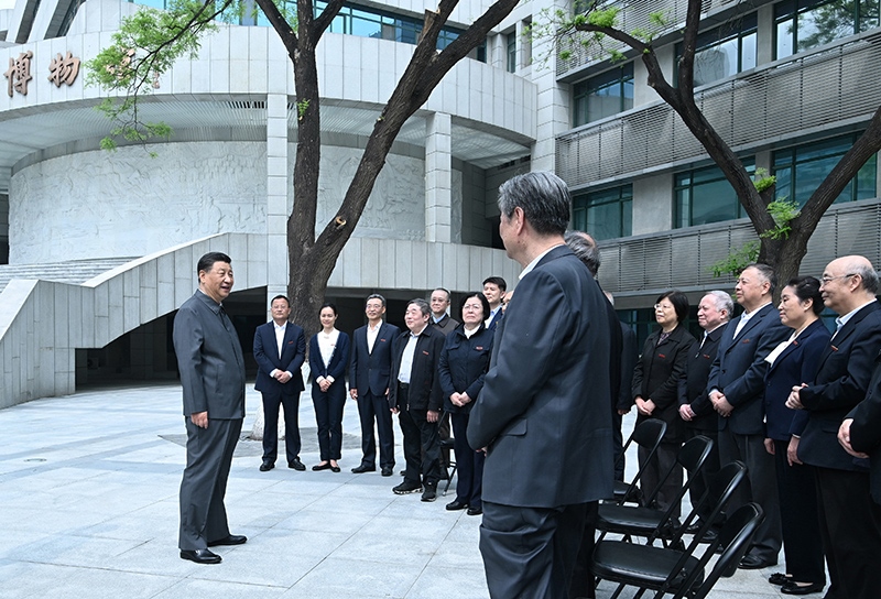 2022年4月25日，習(xí)近平總書(shū)記來(lái)到中國(guó)人民大學(xué)考察調(diào)研，在博物館門(mén)前廣場(chǎng)上，同老教授、老專(zhuān)家和中青年骨干教師代表親切交談。