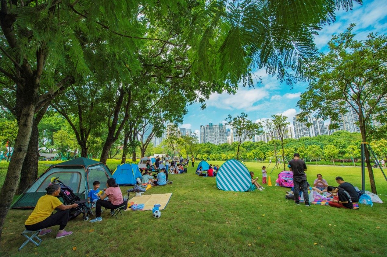 珠江公園內(nèi)，居民們正露營休憩。受訪者供圖