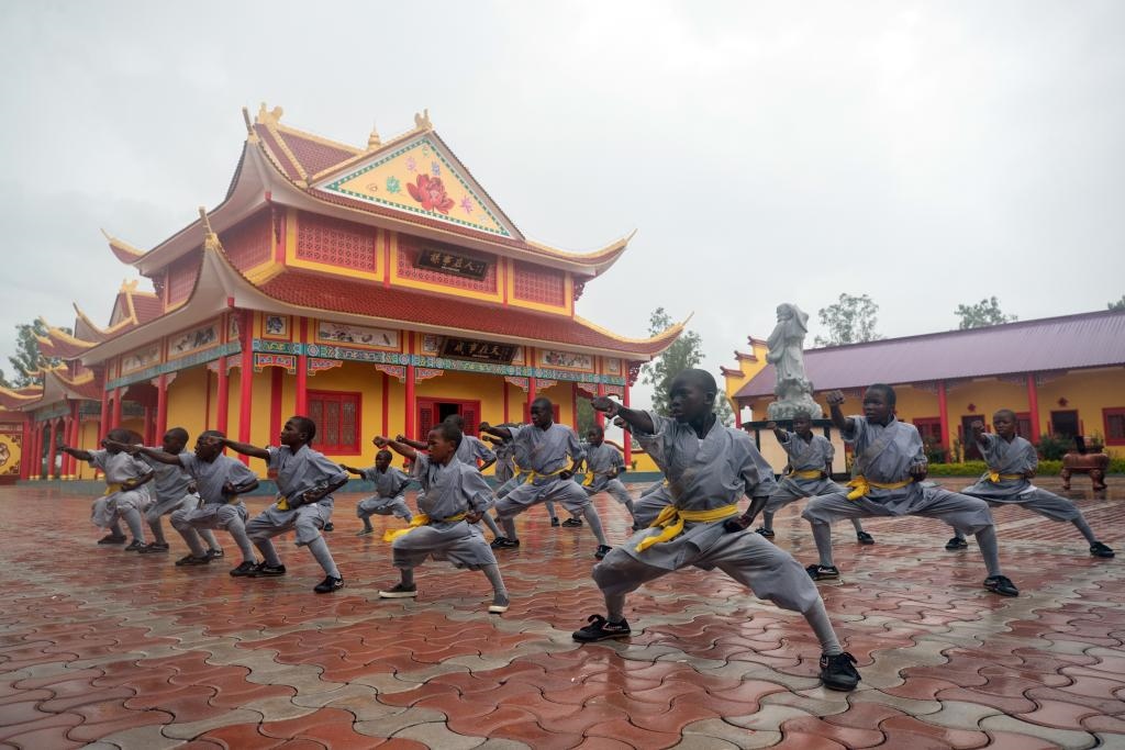 1月21日，在位于贊比亞首都盧薩卡市郊區(qū)的少林寺文化中心，學員練習中國功夫。