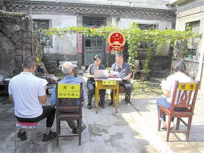 圖②：法庭在農(nóng)家小院開展巡回審判。