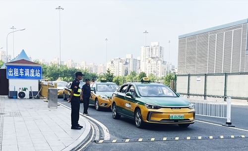 北京南站實施出租車北廣場落客分流，實現(xiàn)“落、接”兩用。人民網(wǎng)記者 喬雪峰攝