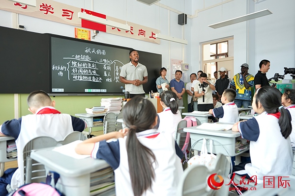 來自尼日利亞的李昊瑞在表演繞口令。人民網(wǎng) 盧鵬宇攝