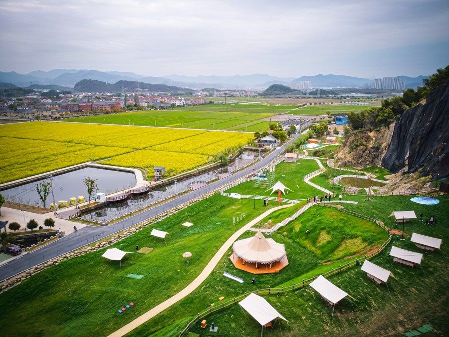  浙江省諸暨市楓橋鎮(zhèn)杜黃新村用廢棄礦山改造的露營旅游地（2023年3月29日攝）。