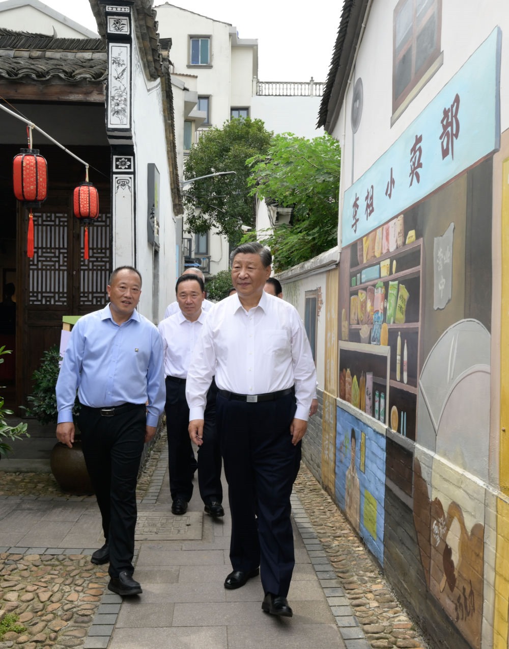 20日上午，習(xí)近平在金華市義烏市后宅街道李祖村考察。