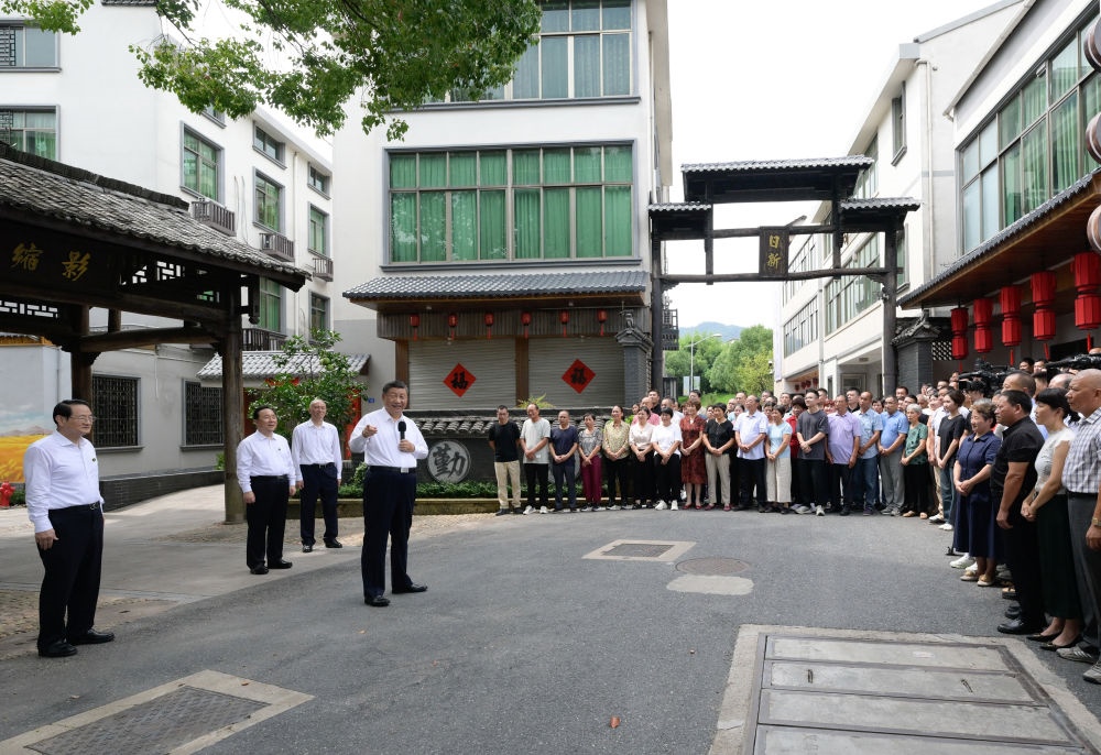 20日上午，習(xí)近平在金華市義烏市后宅街道李祖村考察時，同群眾親切交流。