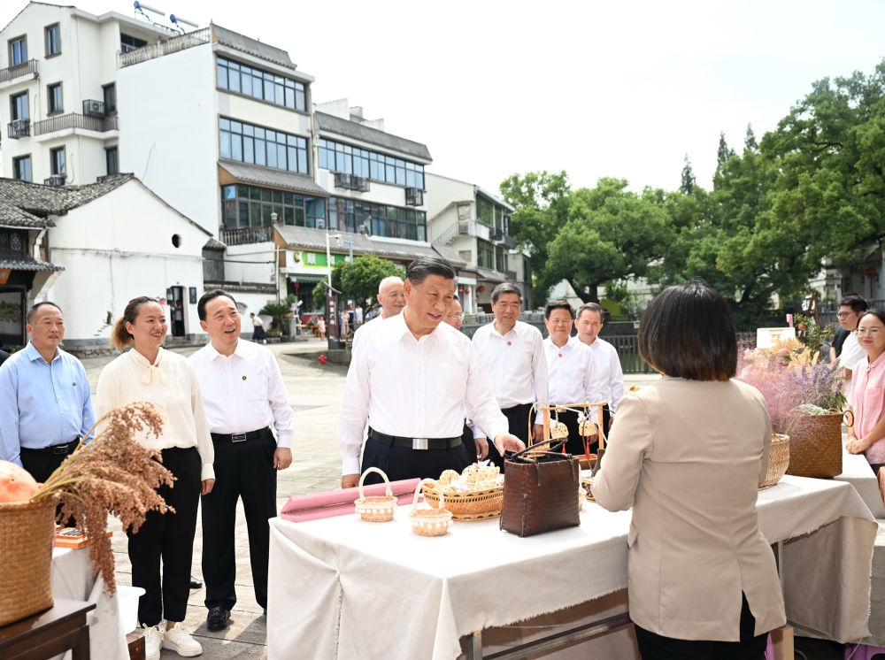 20日上午，習(xí)近平在金華市義烏市后宅街道李祖村考察。