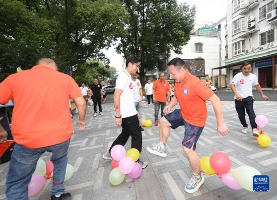 9月28日，在柯橋柯亭社區(qū)，各民族居民參加趣味運動會。