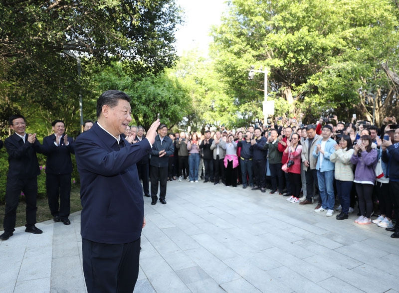 2021年3月24日，習(xí)近平在福建省福州市福山郊野公園考察時，向市民們招手致意。