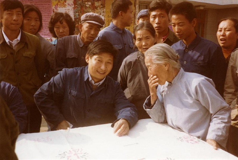 1983年，時任河北正定縣委書記的習(xí)近平（前排居中）臨時在大街上擺桌子聽取老百姓意見。