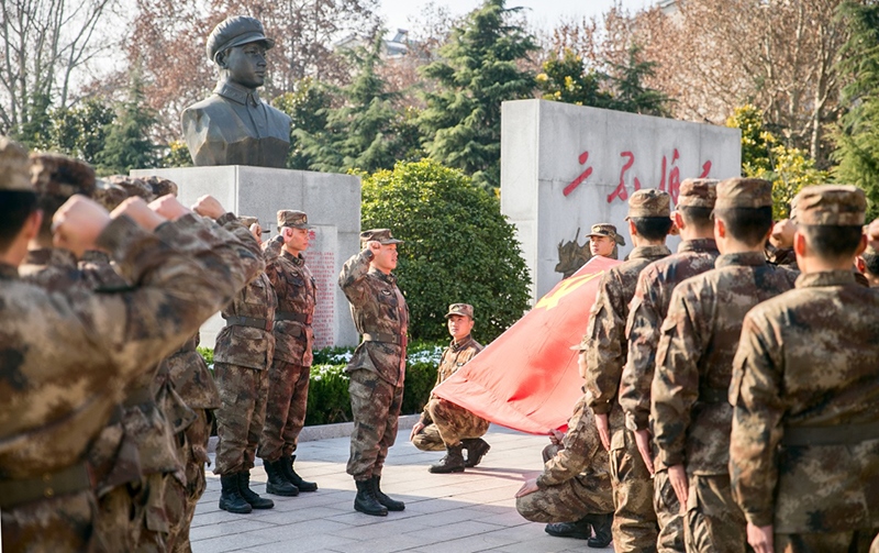 2018年12月14日，陸軍第71集團軍某合成旅王杰生前所在連官兵組織黨員重溫入黨誓詞