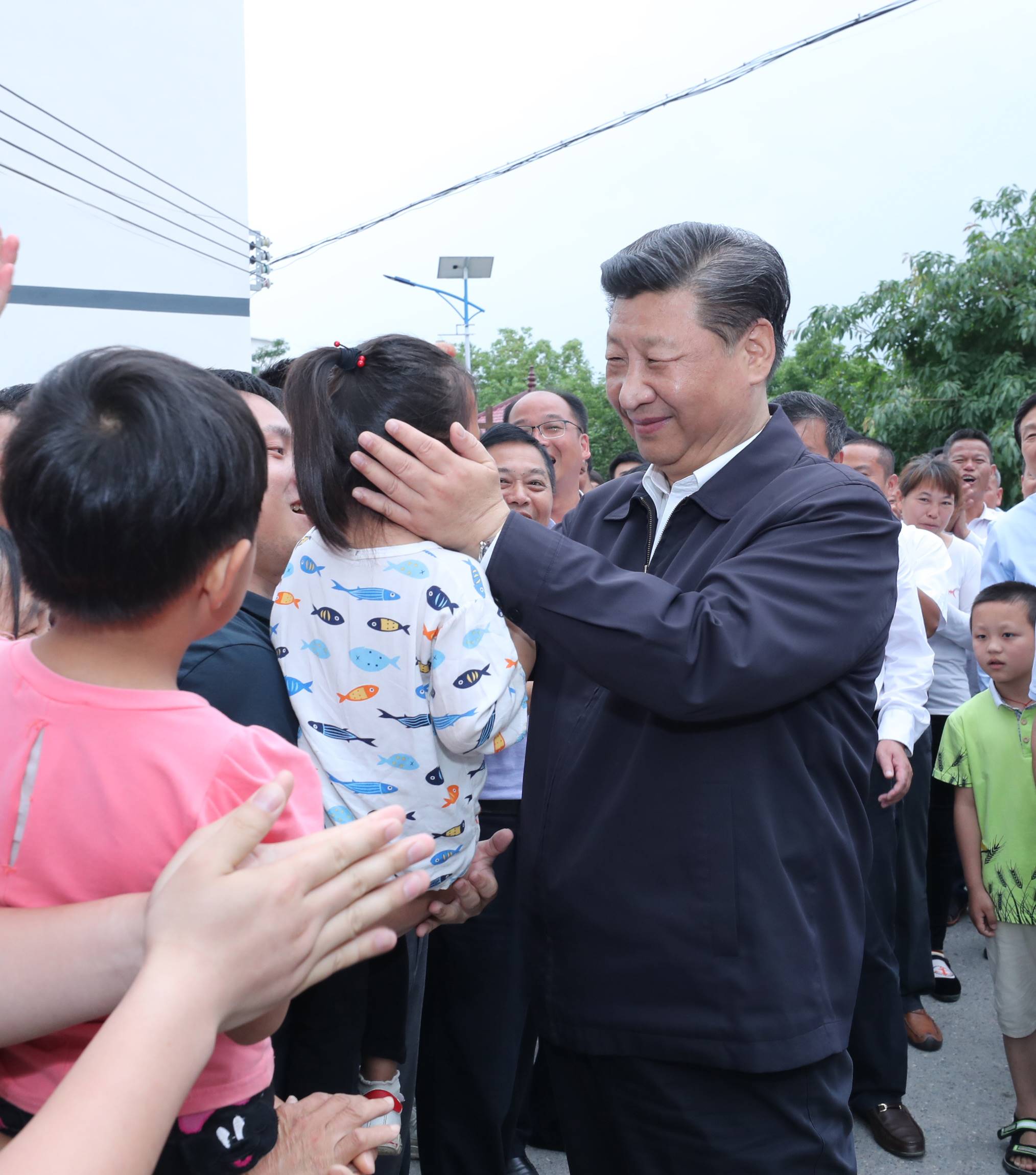 2019年5月20日，中共中央總書(shū)記、國(guó)家主席、中央軍委主席習(xí)近平深入贛南老區(qū)考察調(diào)研。這是習(xí)近平來(lái)到贛州市于都縣梓山鎮(zhèn)潭頭村親切看望老區(qū)群眾。新華社記者 鞠鵬 攝