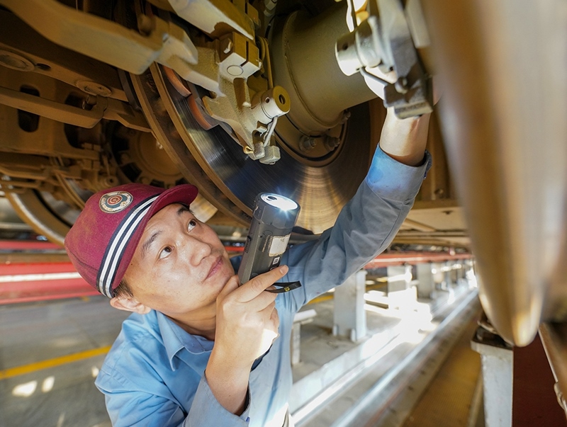 陳浦燕在對入庫動車組進行巡檢作業(yè)。受訪者供圖