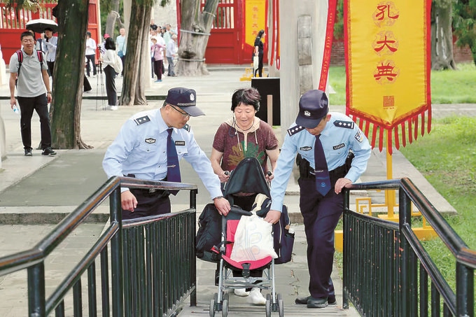 三孔派出所民警貼心幫助游客。胡勇攝