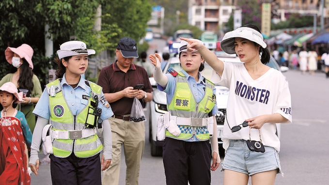 女子中隊(duì)隊(duì)員在小七孔景區(qū)給游客指路。莫玄毅攝