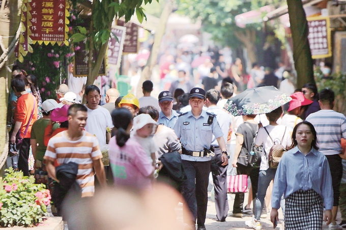 李莊派出所民警在古鎮(zhèn)景區(qū)巡邏。胡澎攝