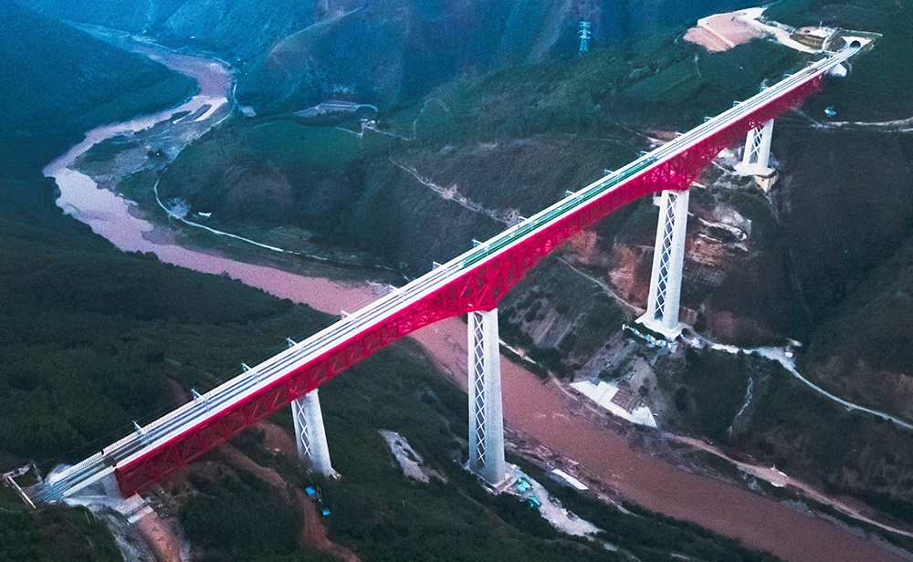 中老鐵路首發(fā)列車駛過中國云南省元江哈尼族彝族傣族自治縣境內(nèi)的元江雙線特大橋（2021年12月3日攝，無人機(jī)照片）。