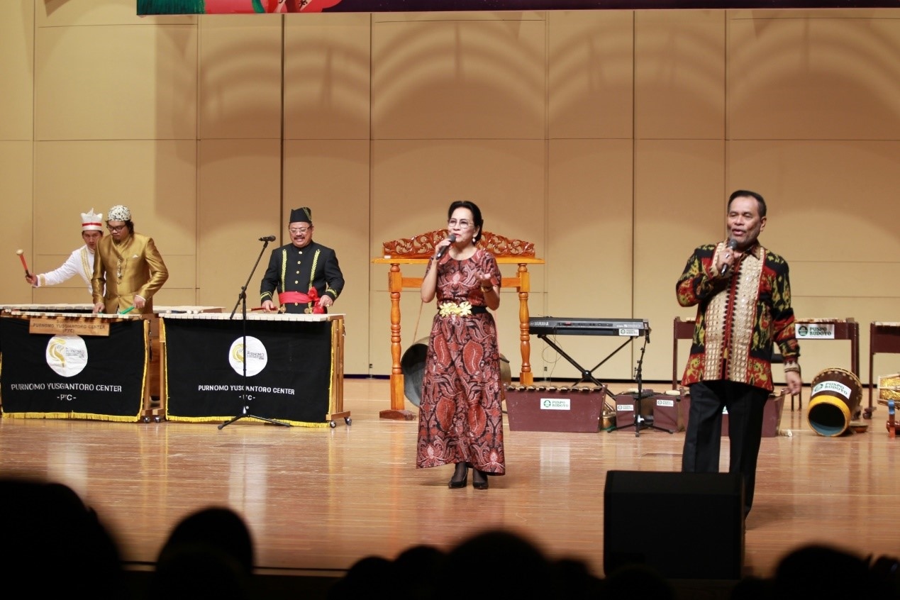 印尼駐華大使周浩黎及夫人艾茜薇演唱中文歌曲《月亮代表我的心》。印尼駐華大使館供圖