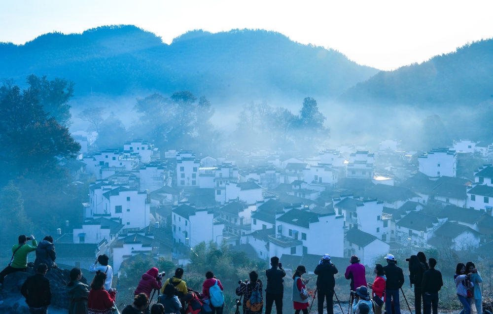 游客在婺源縣石城村游玩（2019年11月8日攝）。