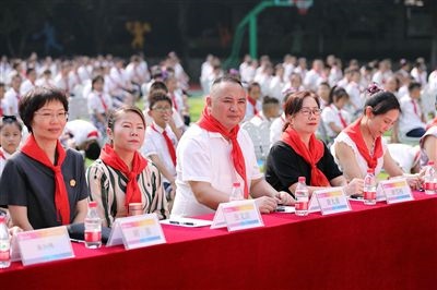 圖②：全國人大代表與朵力小學(xué)學(xué)生一起聽課。